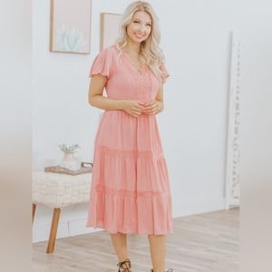 Lace trim ruffle tiered dress in Peach - L